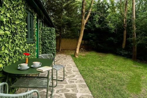 Restful Break 2 BR Woods Cottage 2 Acre Garden gated free Parking