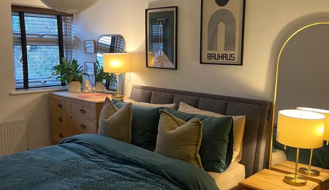 Room at Wallington Green for professionals, free parking, near station, 30 min to London Bridge, 27 min to LDN Victoria