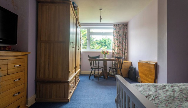 Room in shared house in leafy suburban road. London Zone 4