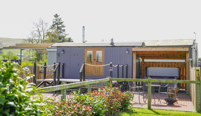 Rose - a shepherds hut that sleeps 2 guests in 1 bedroom