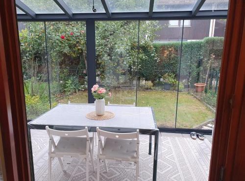 Ruhige 80 m2 Duplexwohnung mit Garten, 2 Bädern und Parkplatz nahe Innenstadt