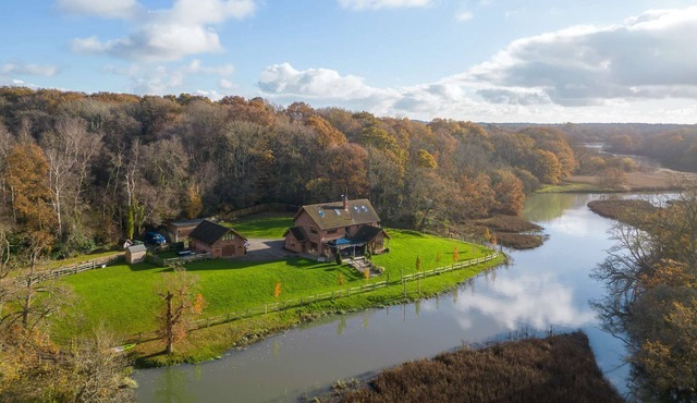 Serene Riverside: 6BR Luxury Retreat in Curdridge