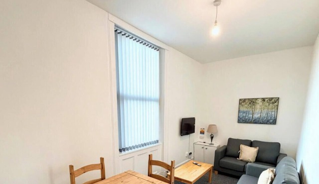 Sleeps 10 Spacious for Contractors by PolkaStay