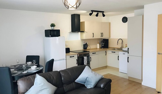Spacious 2-Bed Flat | Prime Location