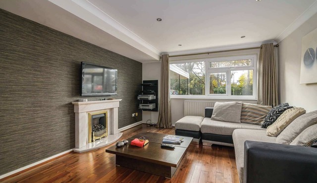 Spacious 2 Bed Home with Parking Near City Centre
