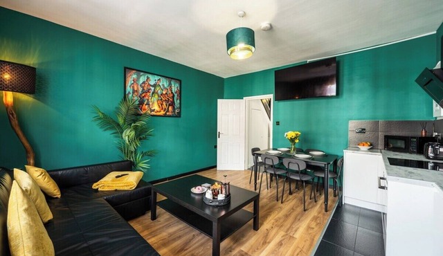 Spacious 4-Bed Apartment · Sleeps 6 · City Centre