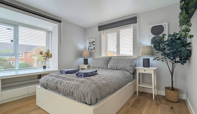 Spacious 5BR home on Marmaduke Street with 2 bathrooms, full kitchen, bright dining area, and private garden. Free on-site parking. Close to city centre, Anfield Stadium, and major attractions—ideal for families, groups, or business stays.