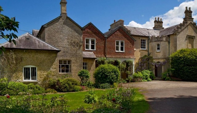 Spacious and elegant apartment in country house only 5min to Bicester Village