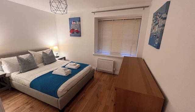 Spacious and Modern 3 Bedroom 1 Bathroom Apartment Near Art School, City Centre