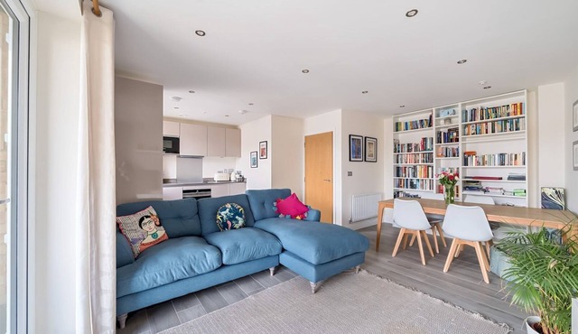 Spacious Apartment in Addlestone with Free Parking- Pass the Keys