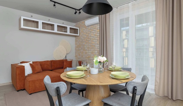 Spacious Apartment with Balcony | Parking | Workspace