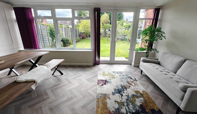 Spacious Solihull House 4 Bedrooms, Parking, Huge Garden -Near NEC & Airport