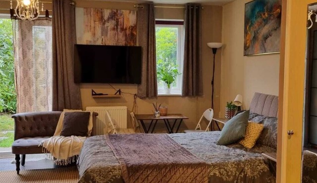 Spacious Studio in West Molesey with free on-street Parking