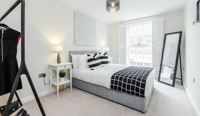 Spring in Bloom : Windsor 2BR City Centre | Parking and Wifi Inc