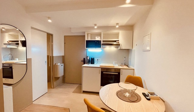 Studio-Apartment-Private Bathroom-Street View-Studio ohne Balkon