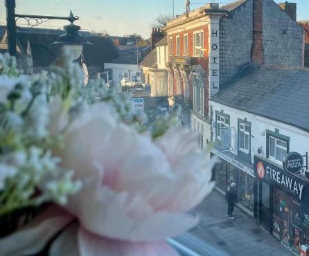 Studio Flat with Parking Off High St