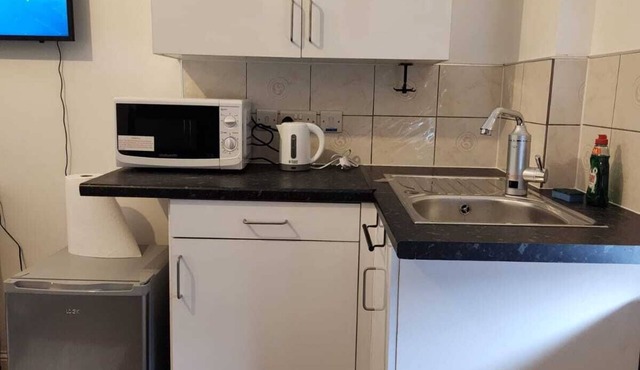 Studio - Sleeps 2 - Parking - Wifi