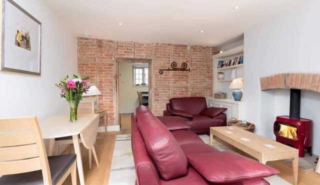Stunning Driftwood Cottage at Holme-next-the-sea