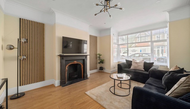 Stylish Modern 3 Bedroom Home in London with a Garden