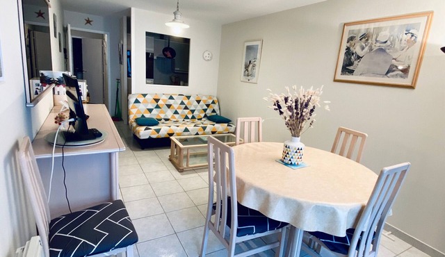 Sunny Apartment Near Beach, WiFi, Garage, Balcony