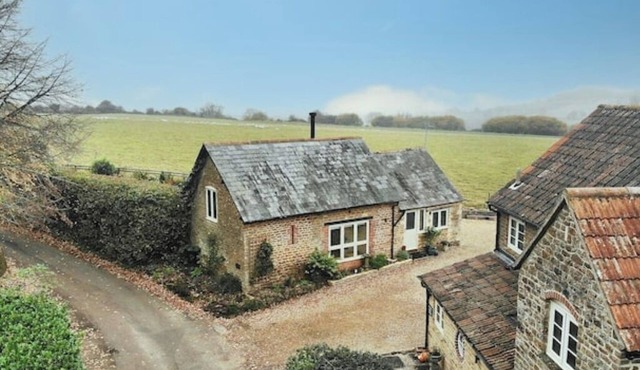The Stone Barn - Luxury Barn in Rural Wiltshire