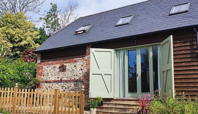The Workshop - sleeps 2+1 guests in 1 bedroom. Set in a stunning AONB in Kent