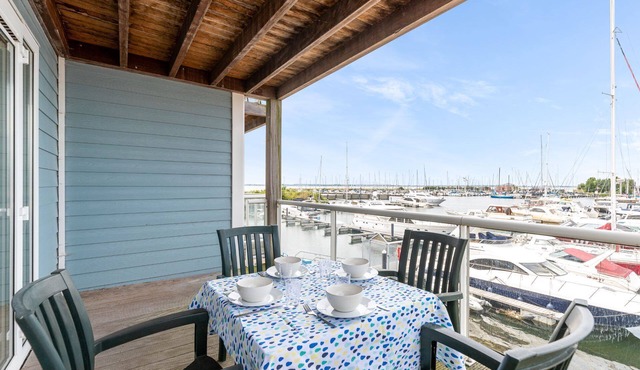 This nice 4-pers. corner-apartment on the 1st floor with unique harbor view near the beach.