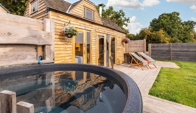 Tinywood One, dog friendly with hot tub in Warwick
