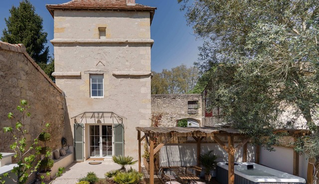 Tour Vinea - Private Jacuzzi & 4K Cinema near Bordeaux