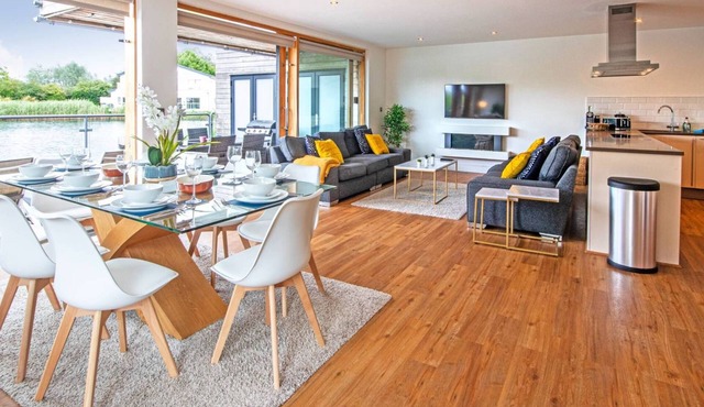 Waters Edge 04, Waterside Lodge (P) - Lakeside Luxury House, Hot Tub, Sleeps 8
