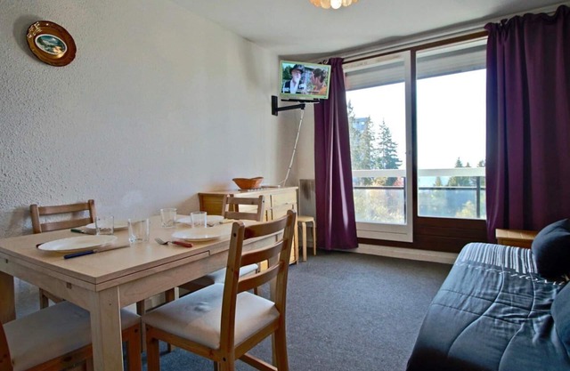 100m from ski slopes, 2nd floor, balcony, tv, ski locker, 23m², Chamrousse