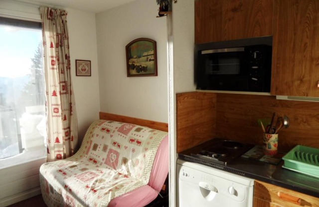 100m from ski slopes, 3rd floor, balcony, tv, ski locker, 21m², Chamrousse