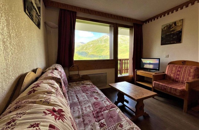 10m from ski slopes, floor -3, balcony, tv, ski locker, 35m², Les Menuires