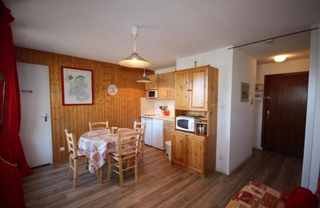 250m from ski slopes, 1st floor, view mountain, balcony, tv, ski locker, 28m², Les Saisies