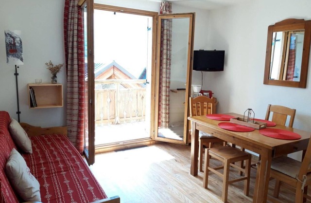 300m from shops, 1st floor, view mountain, balcony, parking, tv, ski locker, 32m², Albiez Montrond