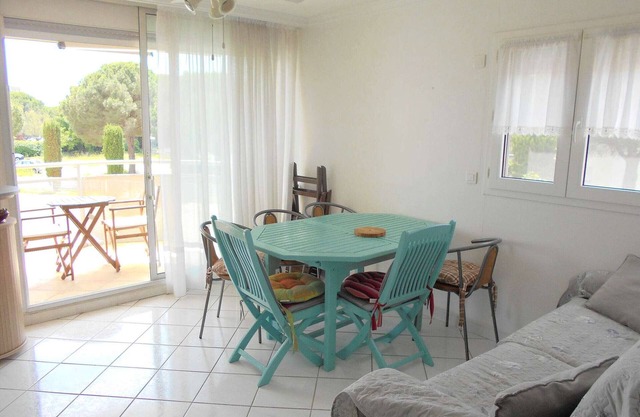 Air-Conditioned 3-Room Apartment with Terrace, Parking, Sleeps 6 - Le Grau-du-Roi