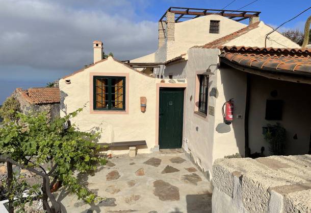 Cottage with 2 Bedroom, 2 Bathrooms, Heated solar Pool, Sauna, Jacuzzi, Garden
