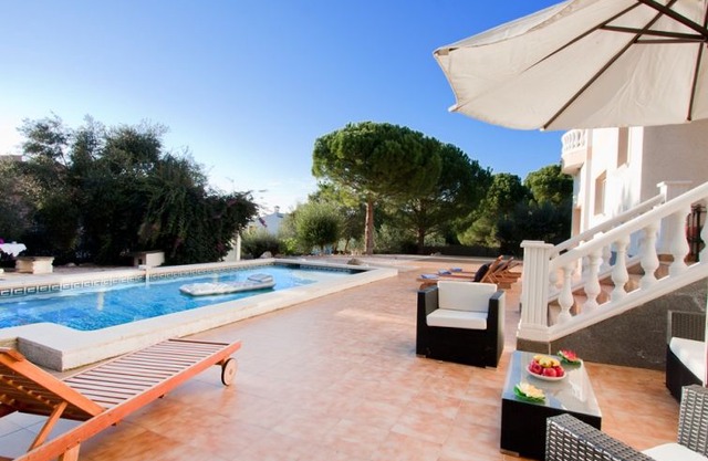 els Olivars Holiday Home, Sleeps 10 with Pool, Air Con and Free WiFi