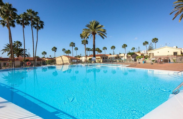 Homerez - Nice bungalow 1 km away from the beach for 4 ppl. with shared pool
