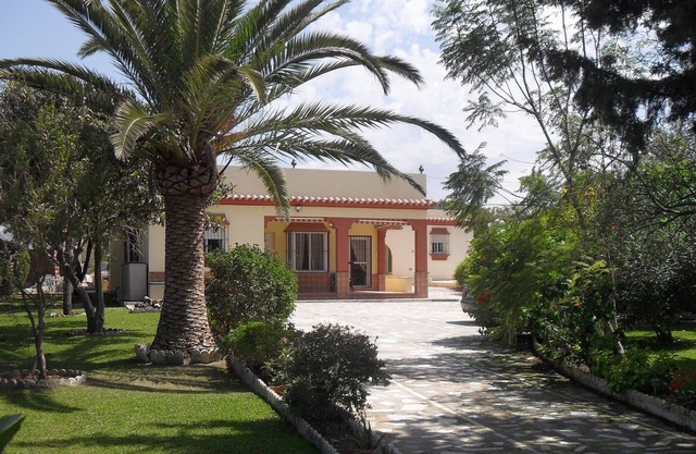 Large Modernised Villa, Private Pool, Beautiful Gardens, Large Kitchen & Lounge