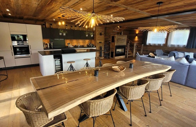 Luxury chalet with jacuzzi, sauna, parking and WIFI in Les Gets