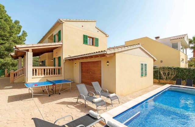 Manresa Villa Sleeps 8 Air Con WiFi
