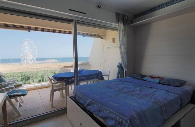 STUDIO SLEEPS 2 WITH DIRECT ACCESS TO THE BEACH AND PARKING | LA GRANDE MOTTE