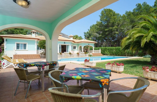 This 3-bedroom villa for up to 6 guests is located in Javea and has a private swimming pool, air-con