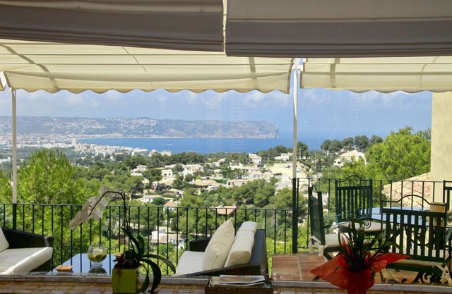 This 5-bedroom villa for up to 10 guests is located in Javea and has a private swimming pool, air-co