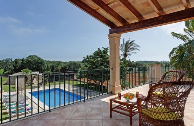 Villa Deu Quarterades with fenced pool