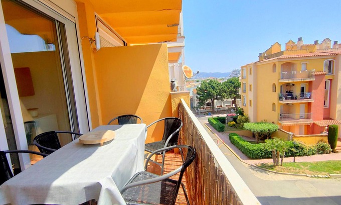 Empuriabrava Apartment | 135-Apartment confortable, 200m from the beach at 'Empuriabrava - free wifi