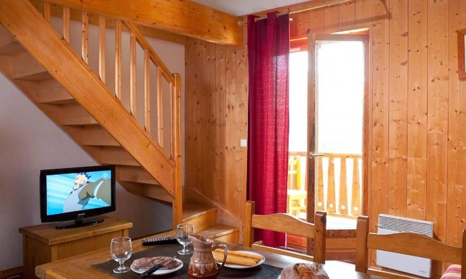 Saint-Sorlin-d'Arves Apartment | 200m from ski slopes, fitness, swimming pool, terrace, balcony, parking, 80-90m²