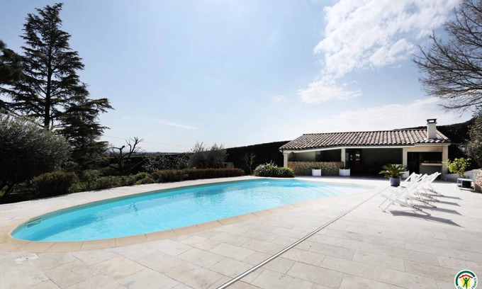 Mours-Saint-Eusebe House | 215 m² Gîte ∙ 6 bedrooms ∙ 15 guests