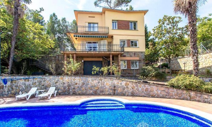 Santa Maria de l'Avall Villa | 250 m² Villa ∙ 4 bedrooms ∙ 6 guests